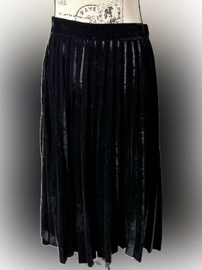 ZARA BLACK VELVET PLEATED MIDI SKIRT! Great with band tee shirts! Large